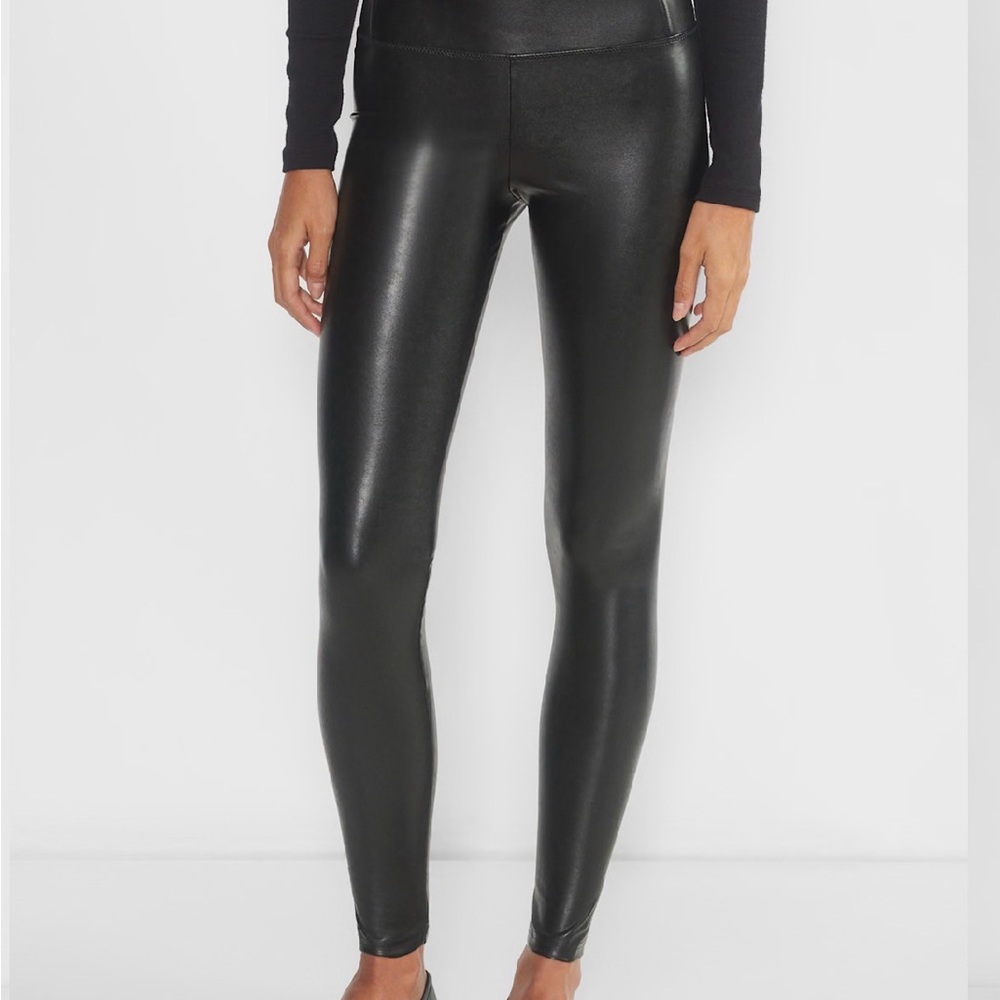 Wilfred Free Daria Pant
High-waisted UnReal Leather leggings